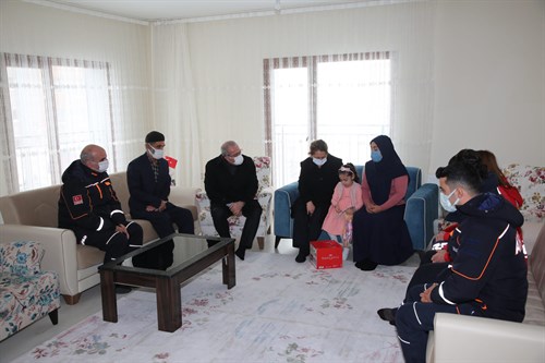 Vali Dr. Ömer Toraman'dan 24 Ocak Depreminin Yıl Dönümünde Depremzede Ailelere Anlamlı Ziyaret